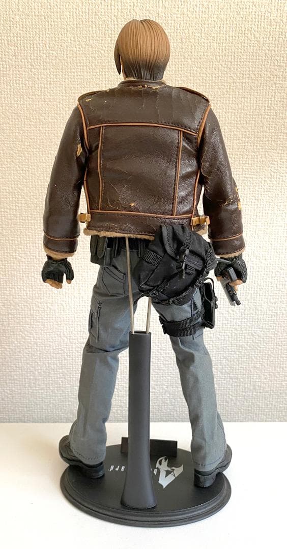 【開封済中古品】バイオハザード4　レオン・S・ケネディ 【ホットトイズ】