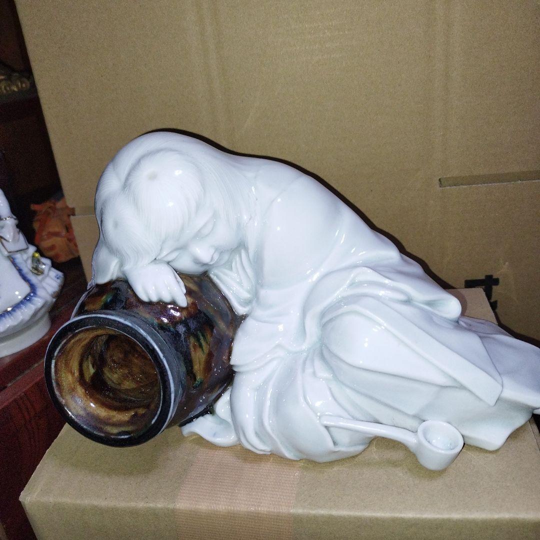 陶器製寝そべる人形