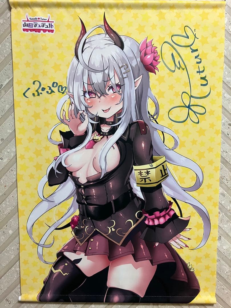 山田テュテュル　ラッキー賞　直筆サイン入り　タペストリー