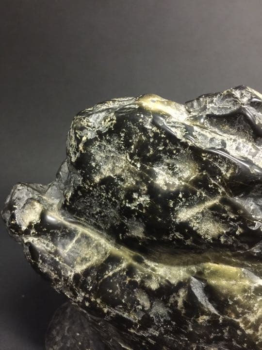 鑑賞石  素敵な黒と半透明な薄い褐黃石より玉石