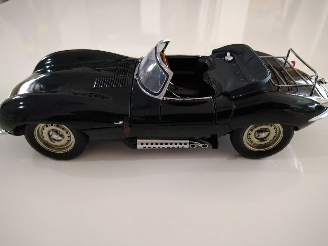 車　ＪＡＧＡＵＡＲ　Ｘｋ　ＳＳ　1/18　ＡＵＴＯ・ＡＲＴ　ダイキャストミニカー