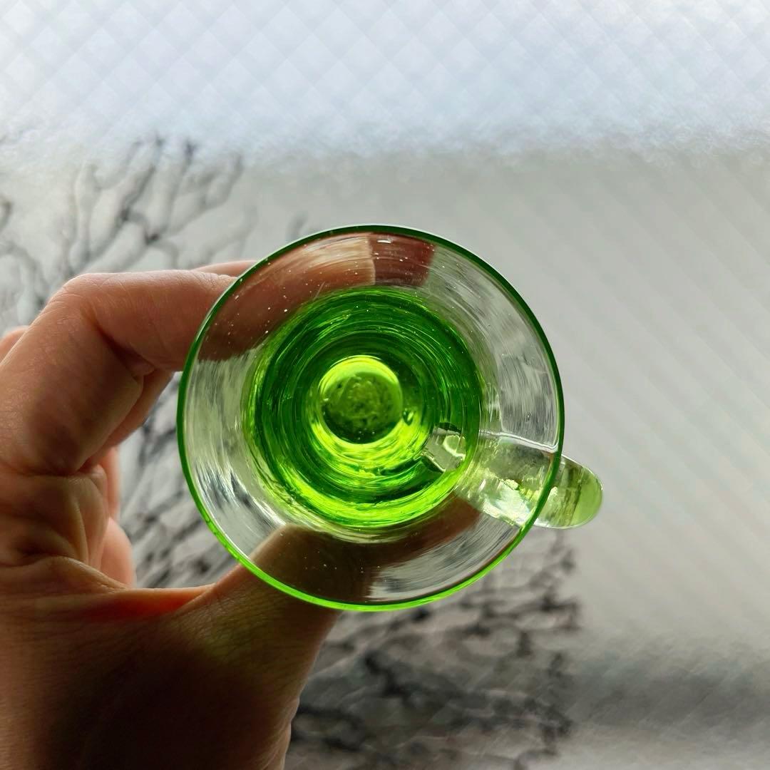 骨董　時代ガラス　超希少若草色　取手付き　厚底　アイスクリームコップ　ウラン