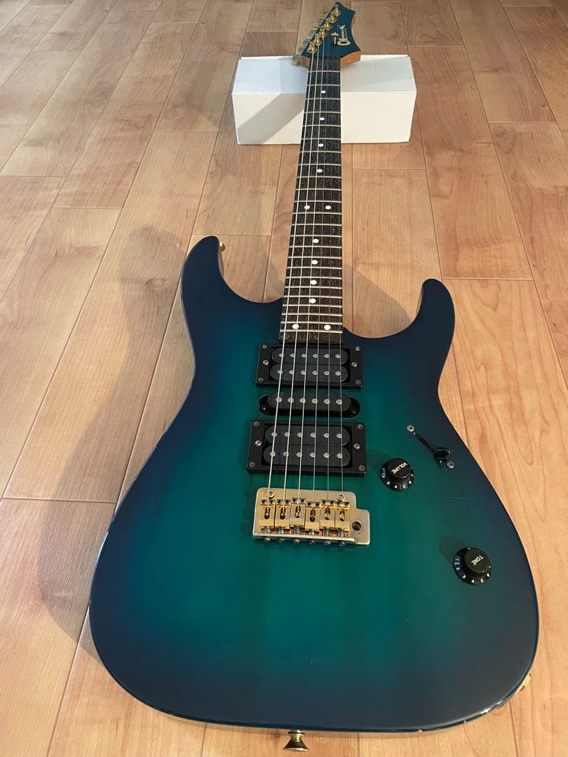 今だけ値下げ中【希少】CHARVEL エレキギター グラデーションブルーストラト
