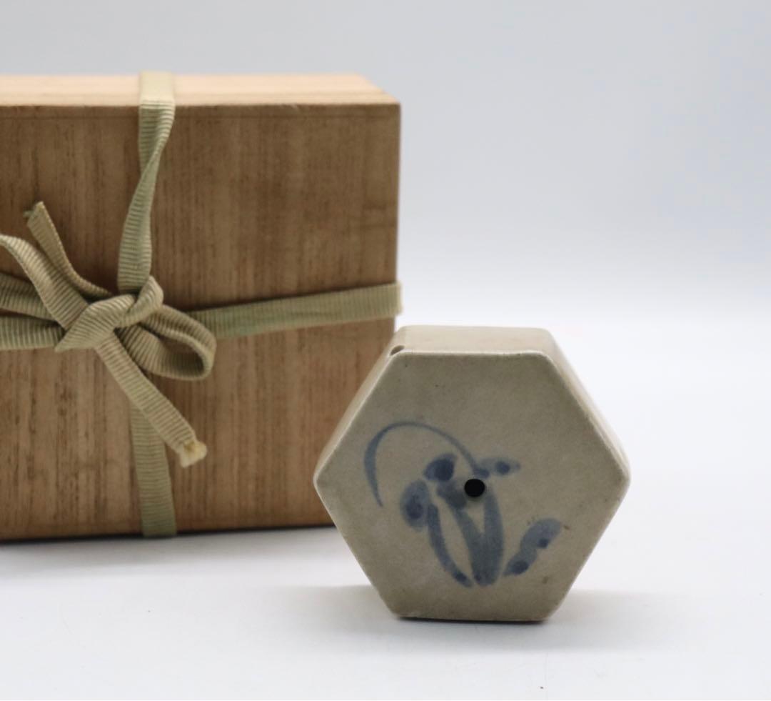 李朝　蘭紋六角型水滴　木箱付　送料込み1010
