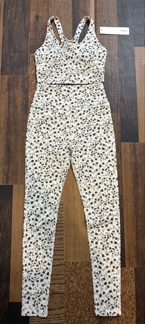 極美　emmi yogaエミヨガ　ヨガウェア　白黒モダン　小花柄　S