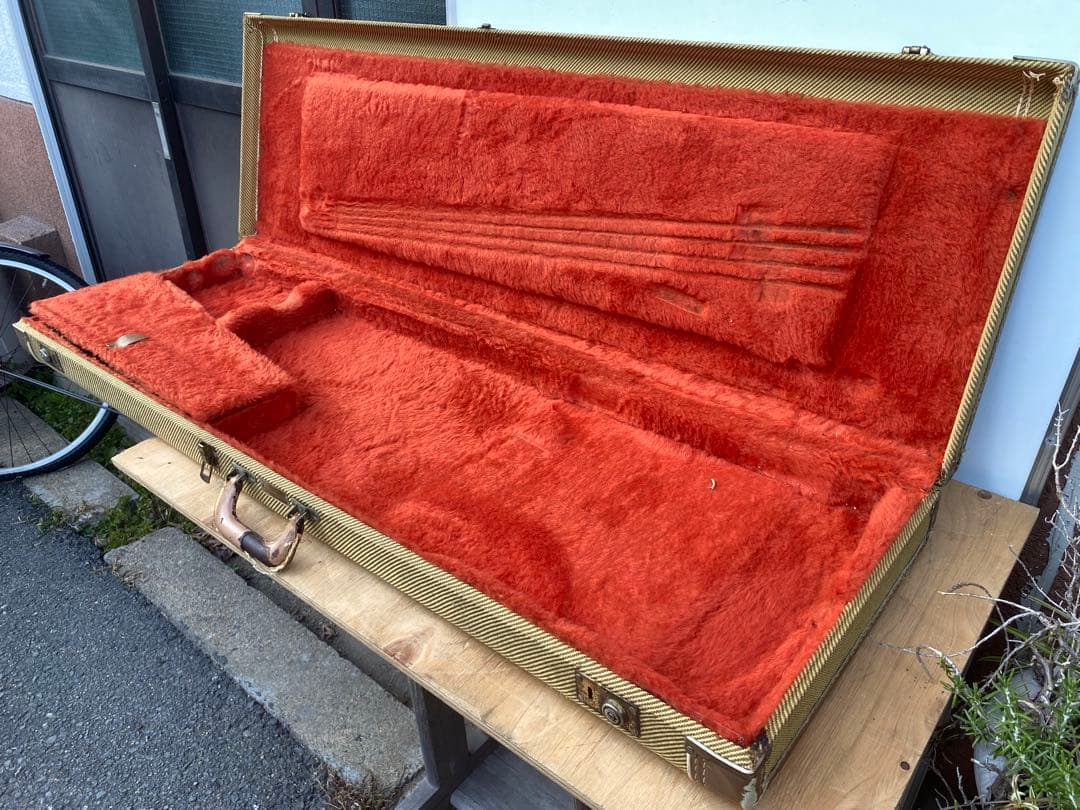 fender フェンダー　エレキベース　ハードケース　　ビンテージ　中古品