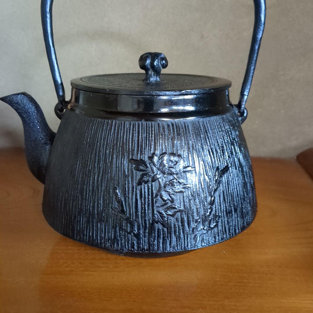 南部鉄瓶　昭和期造牡丹模様