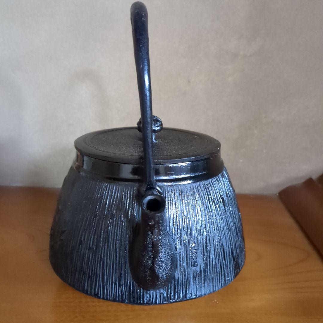 南部鉄瓶　昭和期造牡丹模様