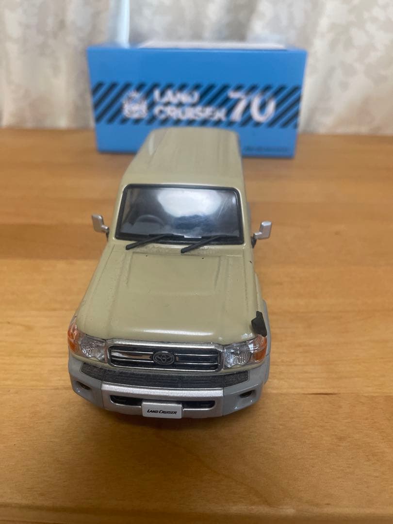 トヨタ ランドクルーザー70 ミニカー ベージュ　箱　説明書付き