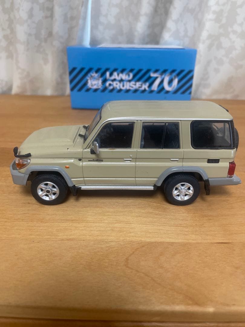 トヨタ ランドクルーザー70 ミニカー ベージュ　箱　説明書付き