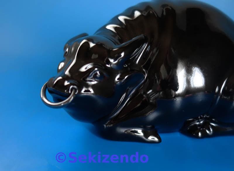 京焼　清水焼　楠部彌弌 フィギュリン 豊牛 牛 丑　銀鼻環 置物 共箱 ２５５２