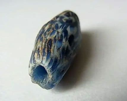 ★X2702★古代とんぼ玉 (A08) モザイク　白青　ガラスビーズ　紡錘形