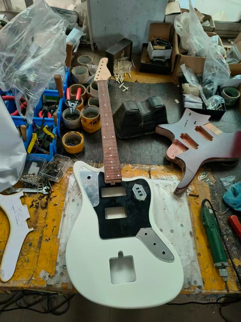 mika@断捨離中　カスタムギターオーダー対応