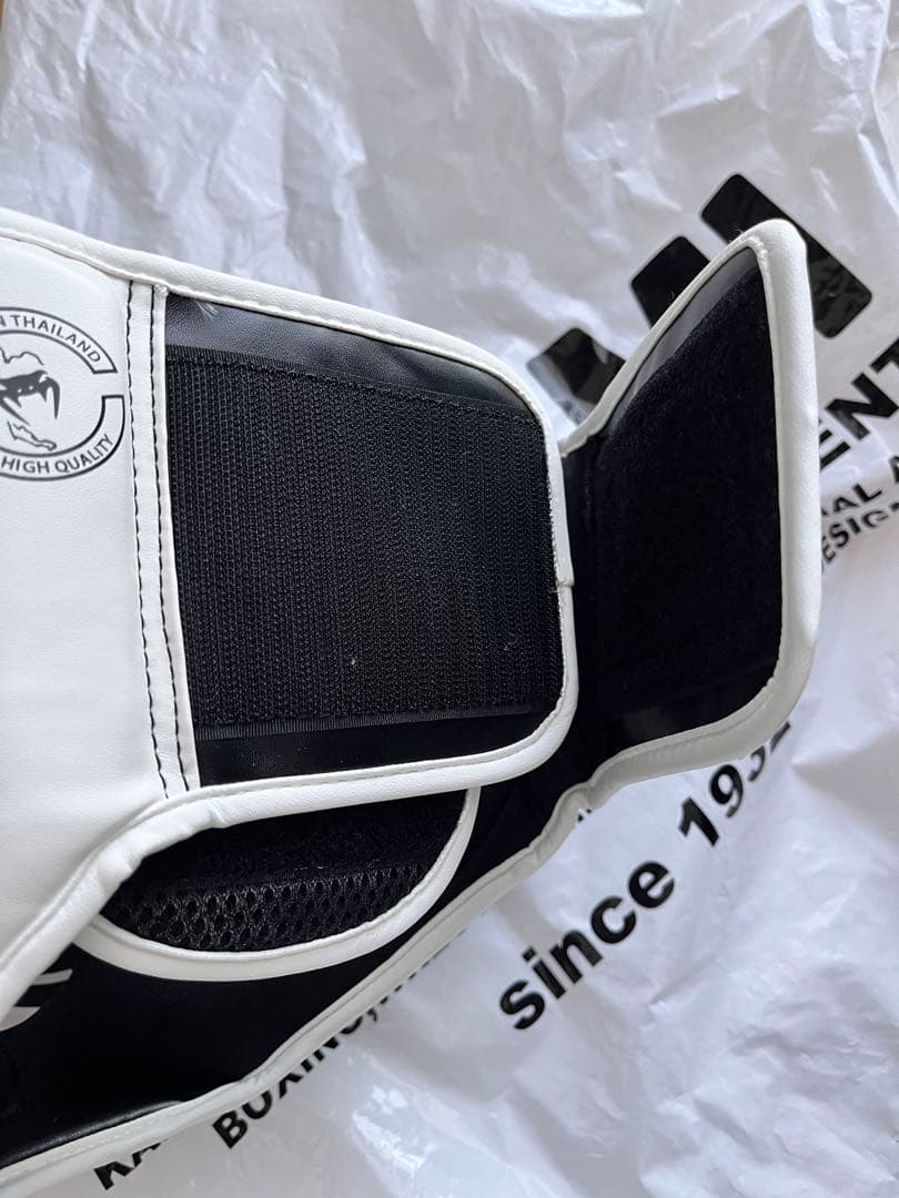 Venum ボクシングヘッドギア ホワイト/ブラック