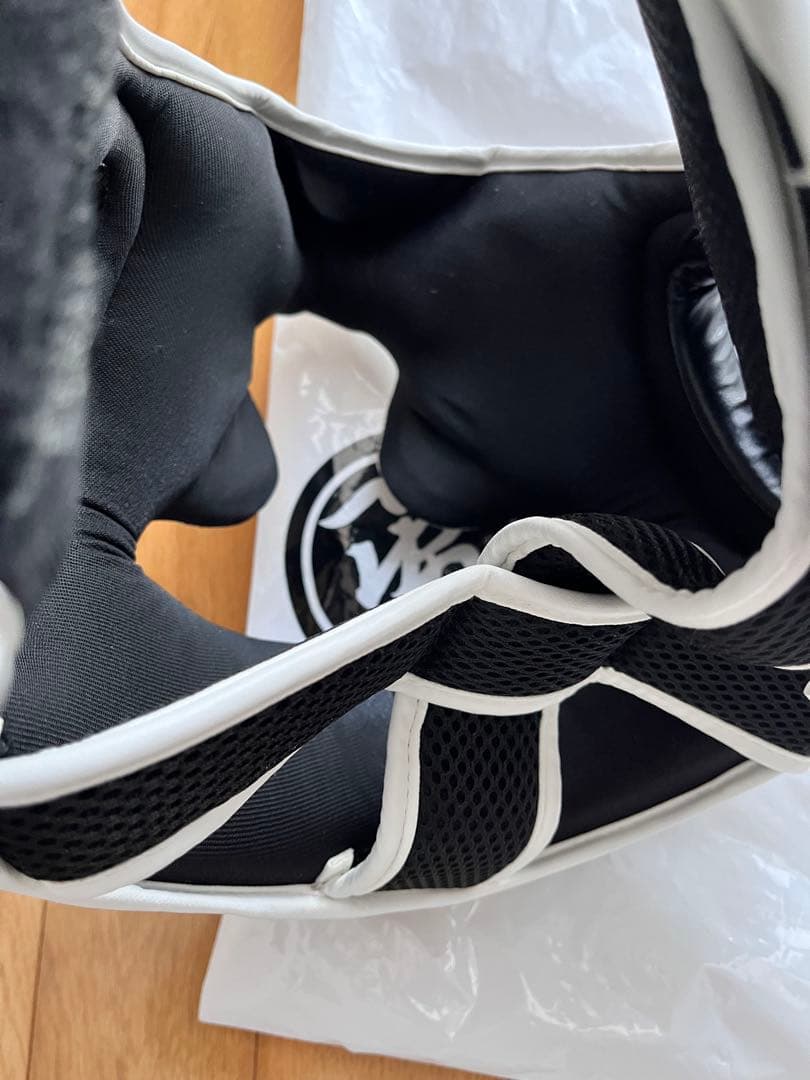 Venum ボクシングヘッドギア ホワイト/ブラック