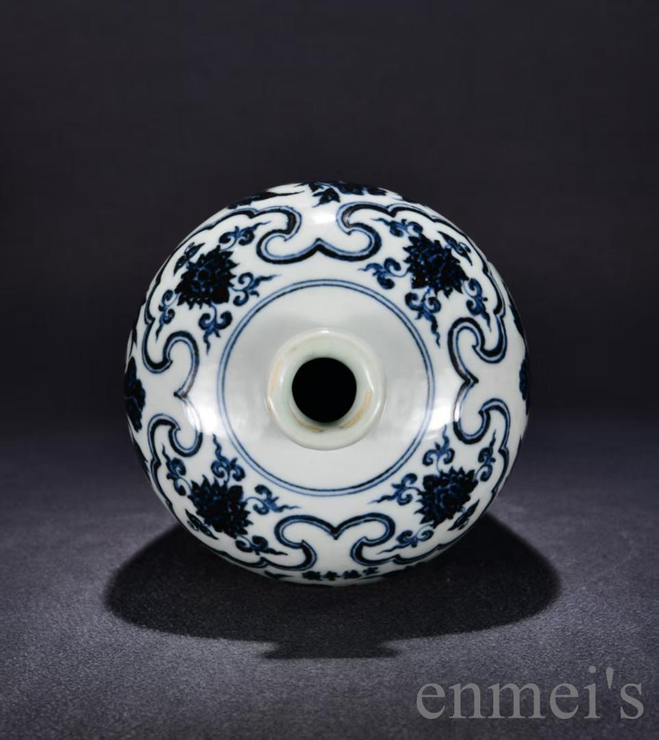 中国古美術・珍品旧蔵・大明宣徳紋・青花纏枝牡丹紋梅瓶・花瓶・唐物・青花磁・陶磁器