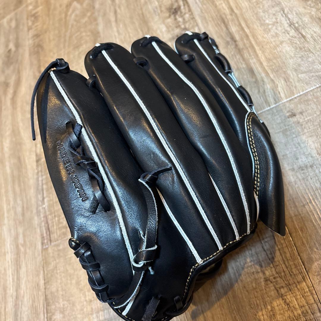 硬式野球グローブ 黒 金色刺繍 トリニティ投手用