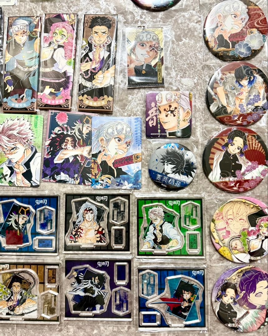 鬼滅の刃　アクリルフィギュア　マグネットステッカー　コレクション缶バッジ　原画展