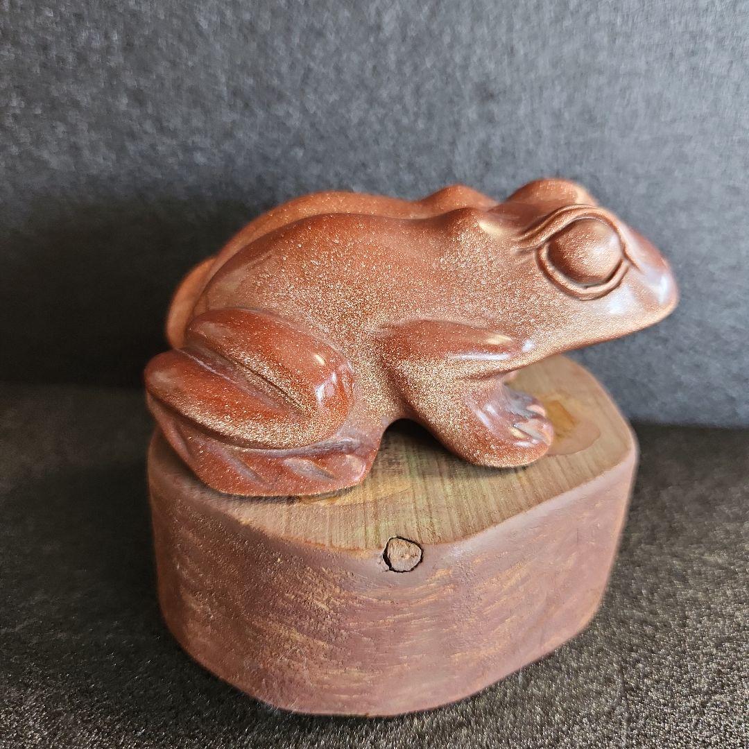 金色の光沢のあるブラウンカエルの石彫刻