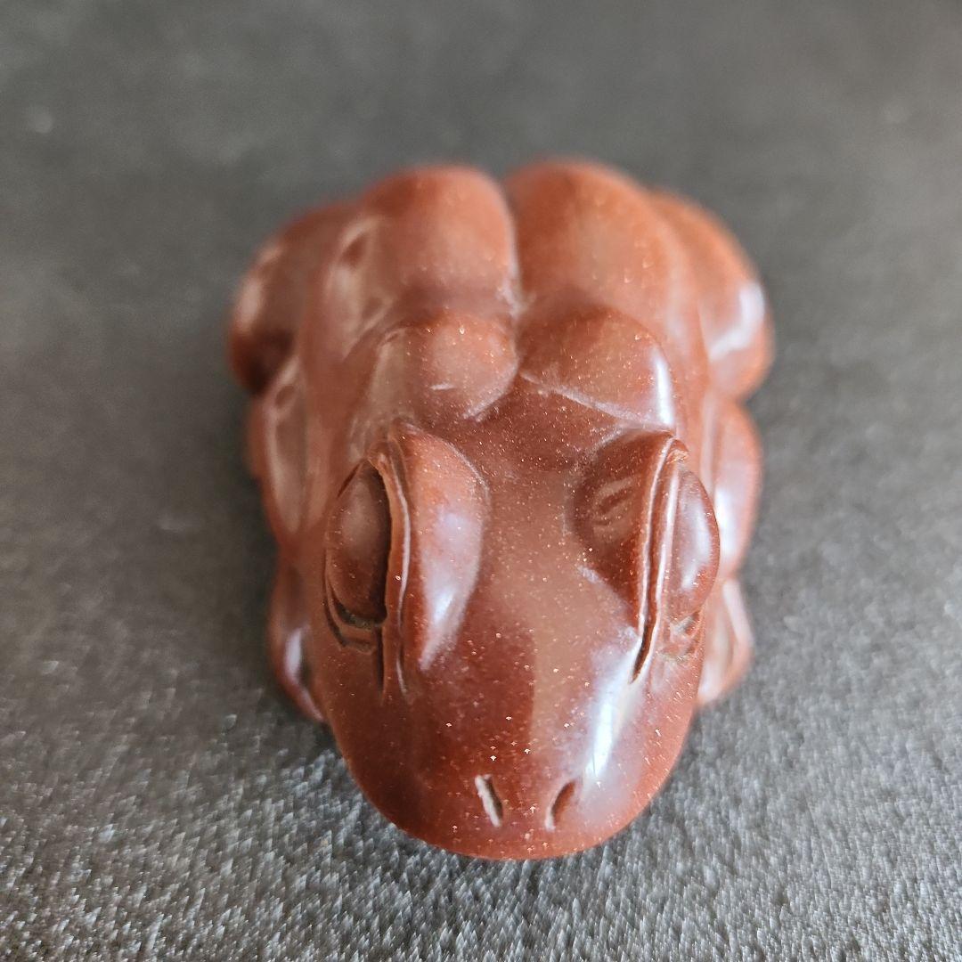 金色の光沢のあるブラウンカエルの石彫刻