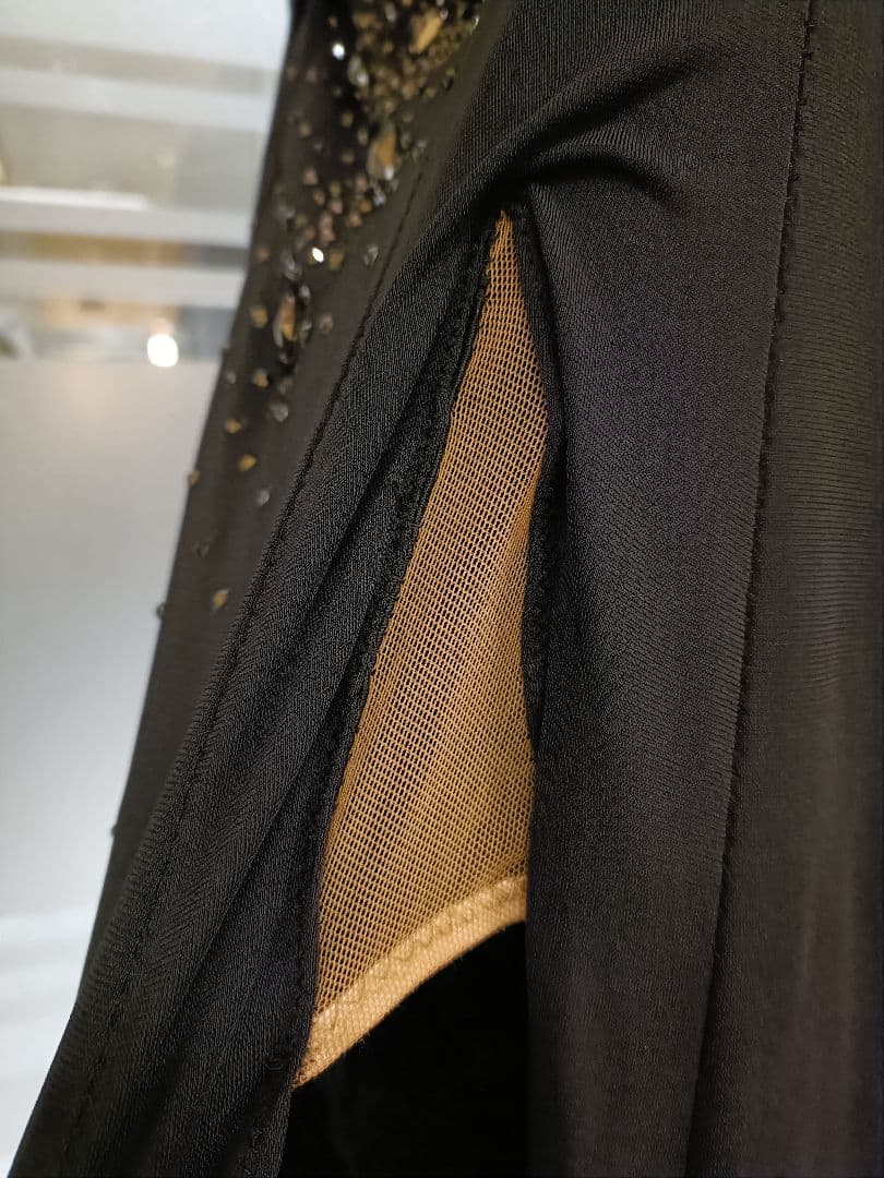 黒のビジュー付きダンス衣装　ヤナギタダンスウェア