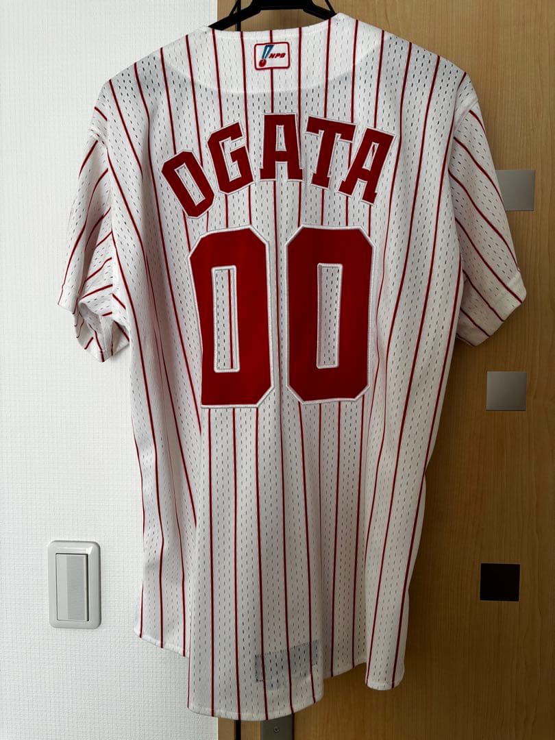 広島東洋カープ　尾形佳紀選手のLサイズ、ホームゲームユニフォーム　プロモデルです