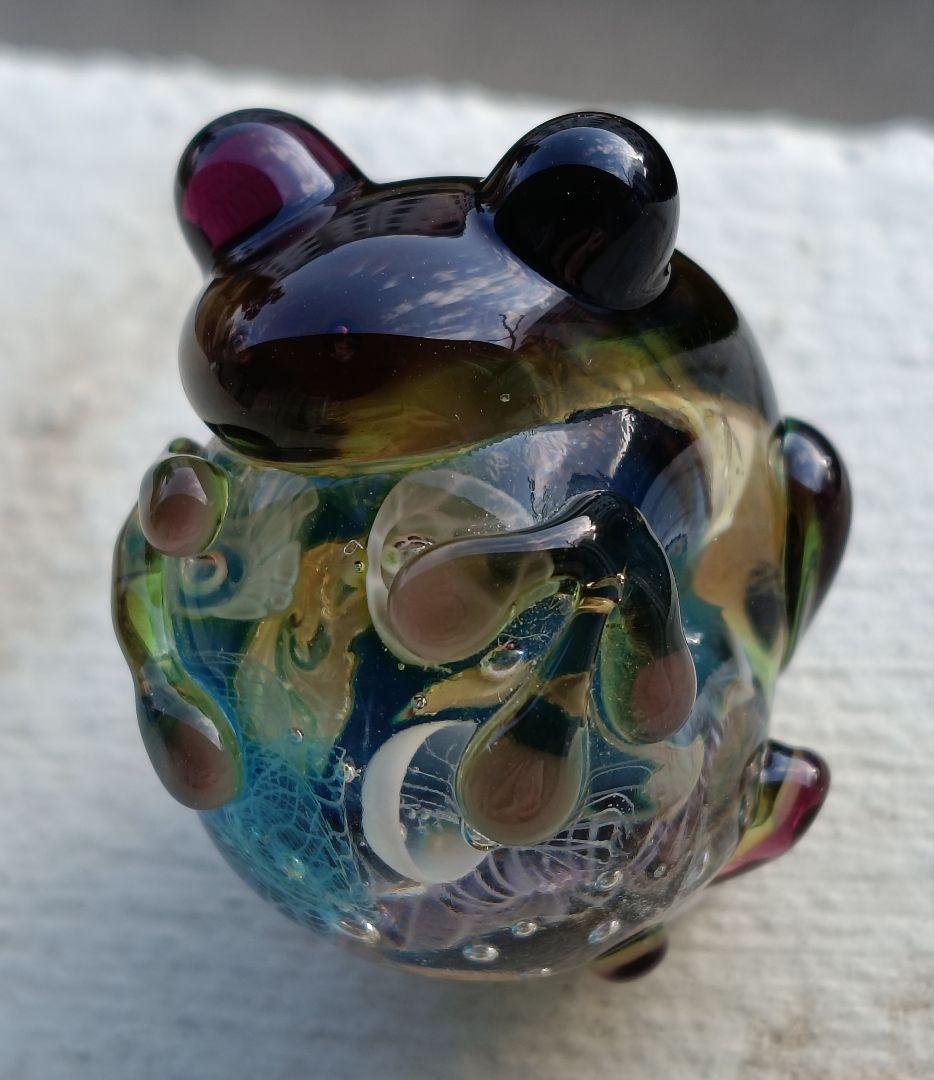 礒野昭子 作 とんぼ玉「海のカケラを抱くカエル」