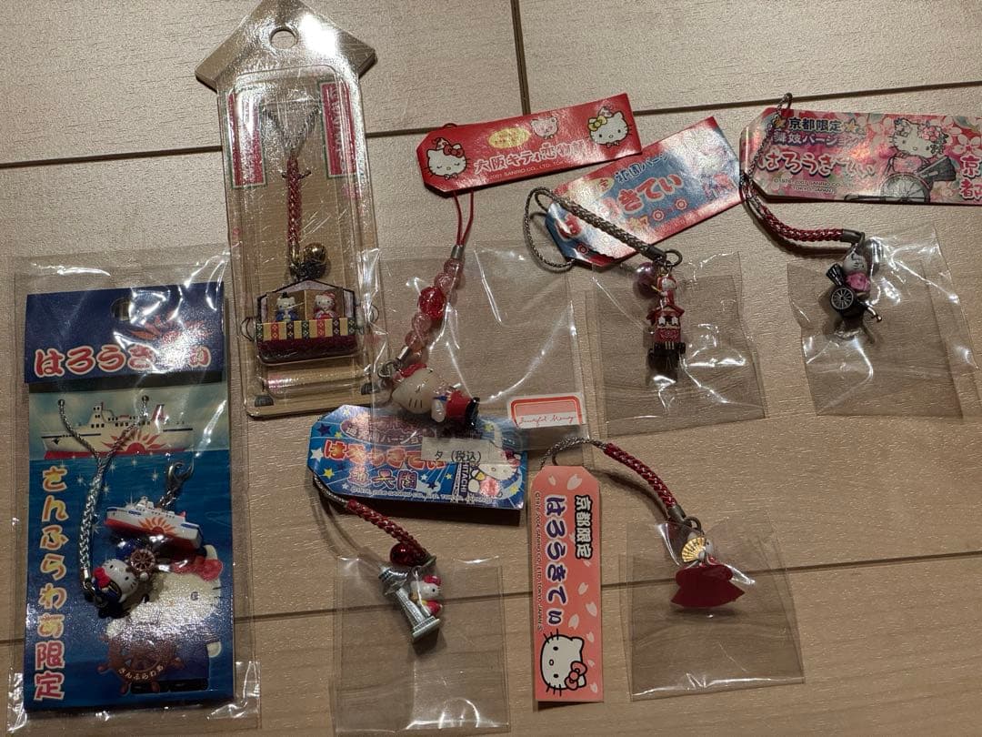 ハローキティご当地ストラップなど32個