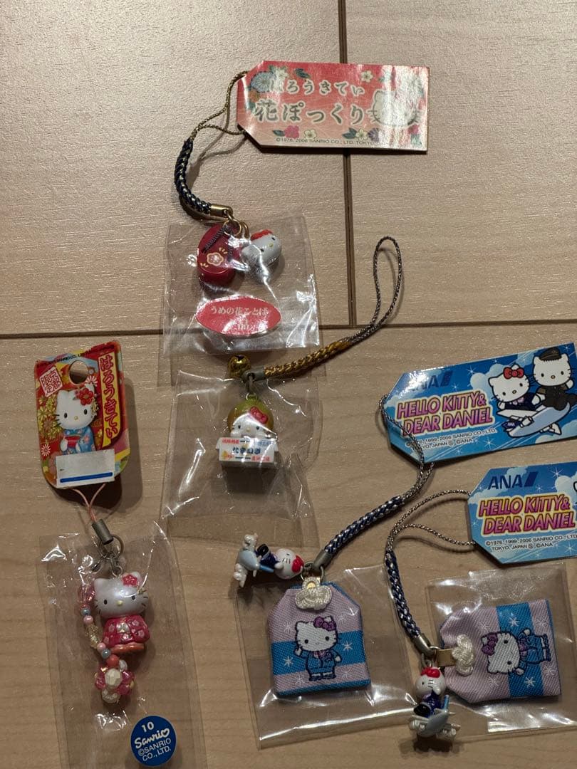 ハローキティご当地ストラップなど32個