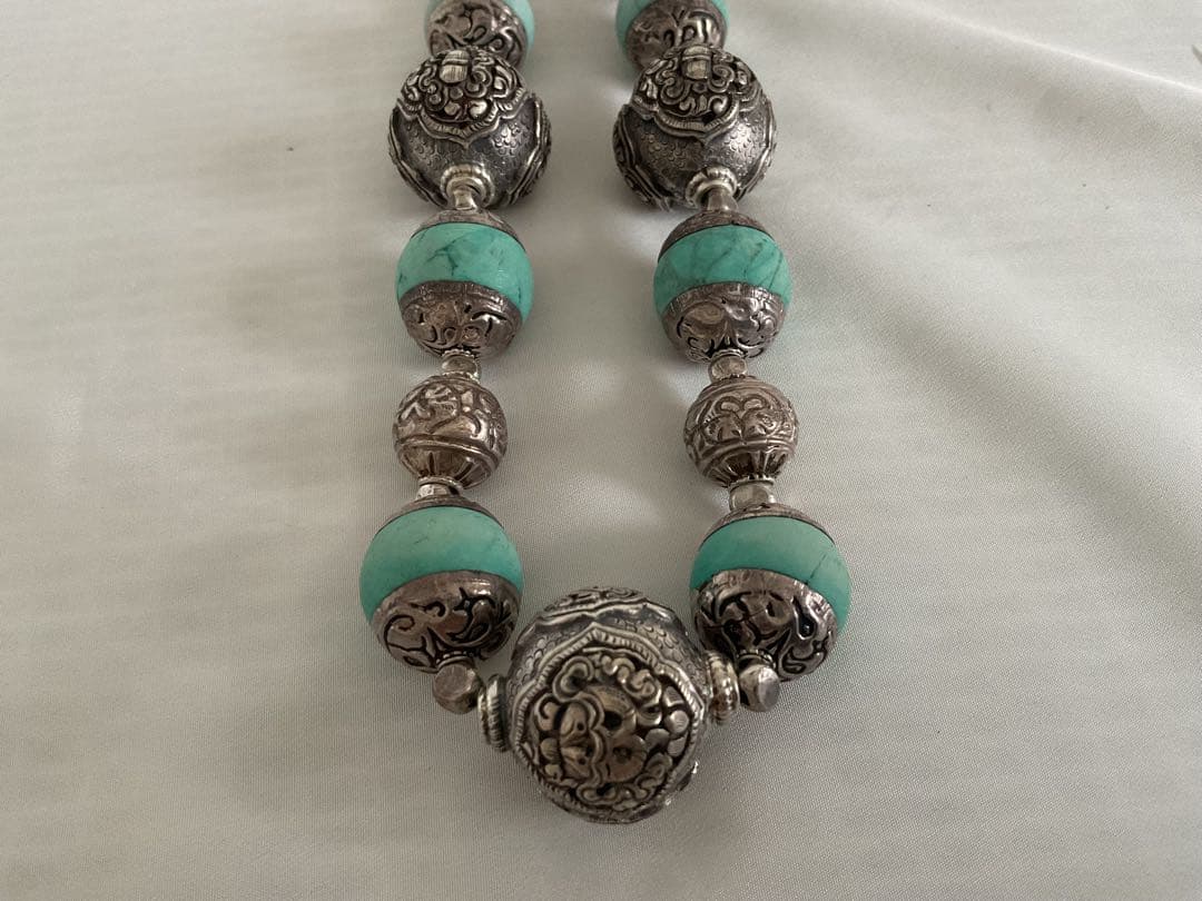 ハウライトターコイズにSVキャップどんぐり」と「シルバー細工玉」のネックレス