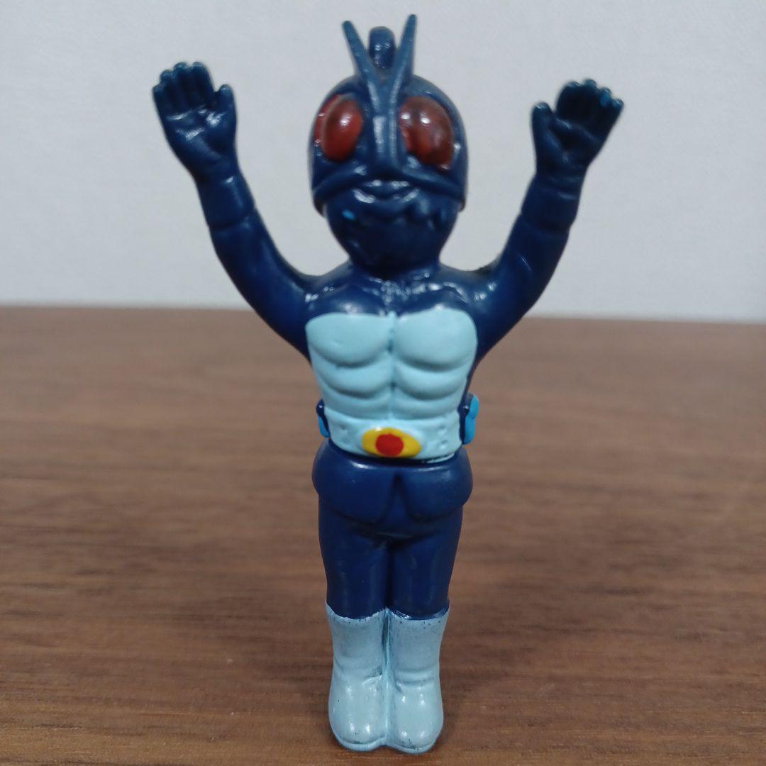 無版権　パチモノ　「仮面ライダー」風ペンダント・トップ　ミニソフビフィギュア