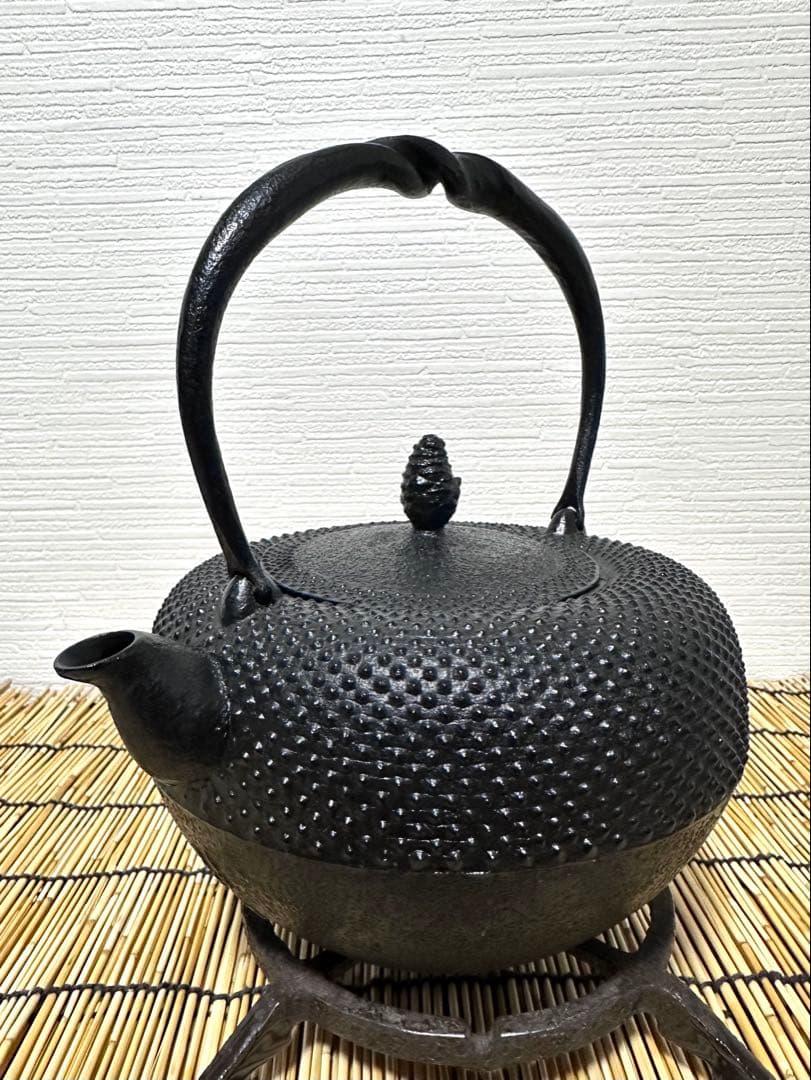 未使用品、タグ付　南部照光堂 心斎作 １８型アラレ　南部鉄瓶　南部鉄器　鉄瓶