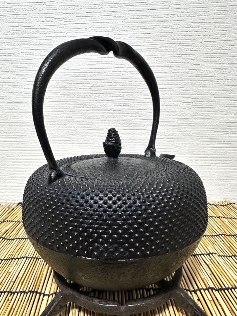 未使用品、タグ付　南部照光堂 心斎作 １８型アラレ　南部鉄瓶　南部鉄器　鉄瓶