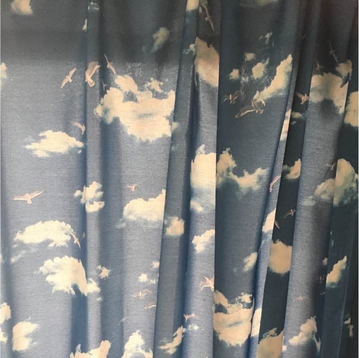 ポスターサイン入り、カーテン、ヒーター、よっちゃん