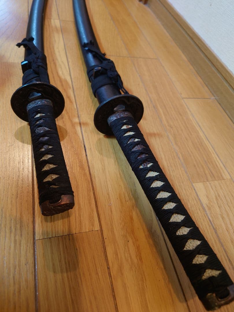 模造刀　二振り　台座付き