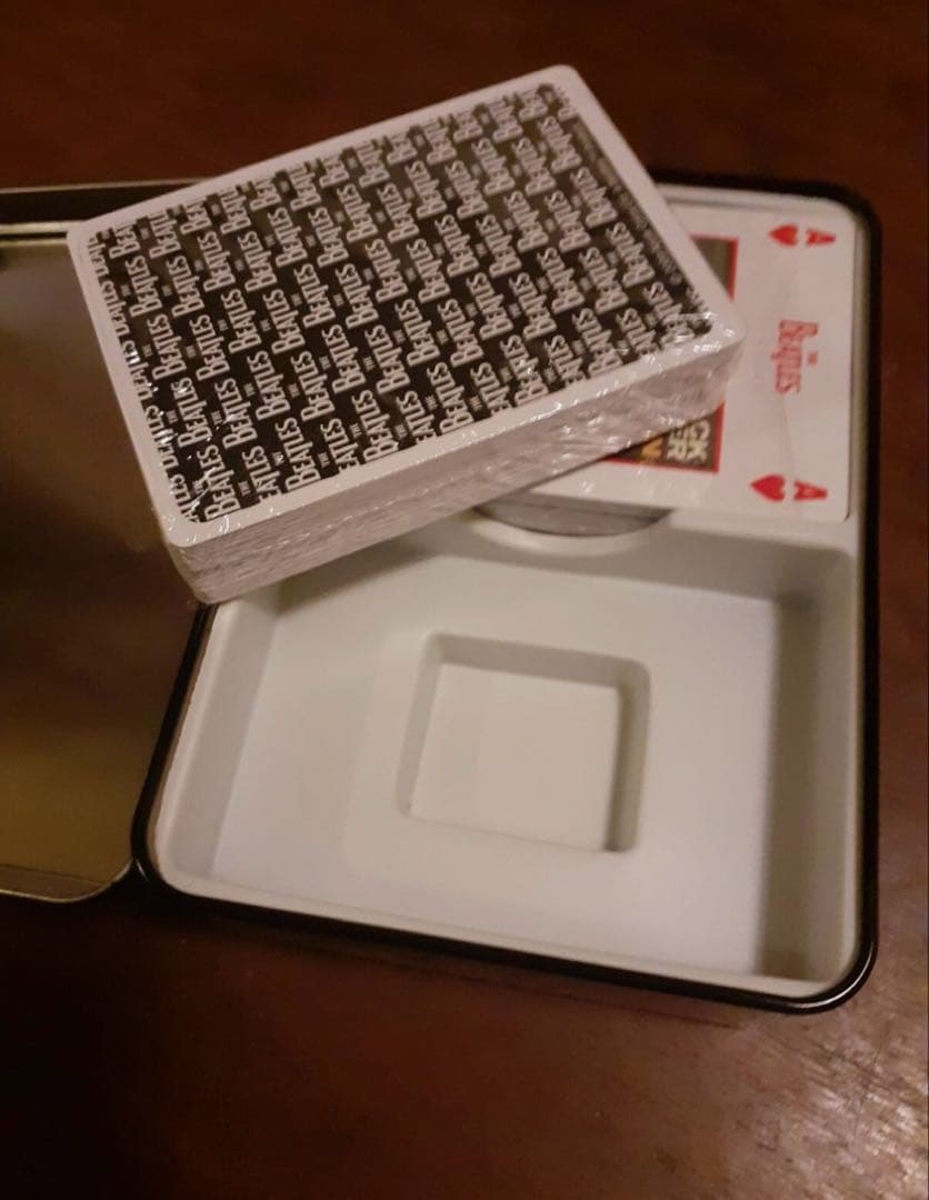 新品未開封2009年THE BEATLESビートルズ特別版トランプセットブリキ箱