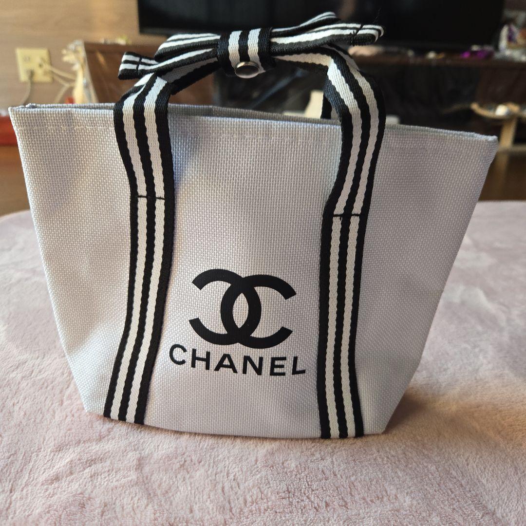 CHANEL ホワイトストライプハンドミニトートバッグノベルティ
