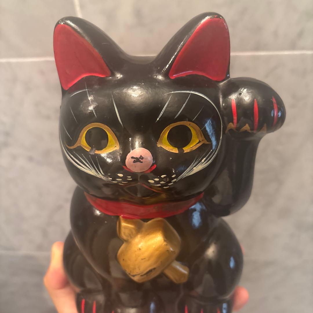 アンティーク手描きの長いお髭と大きな瞳が芸術的で打ち出の小槌が珍しい招き猫の陶器