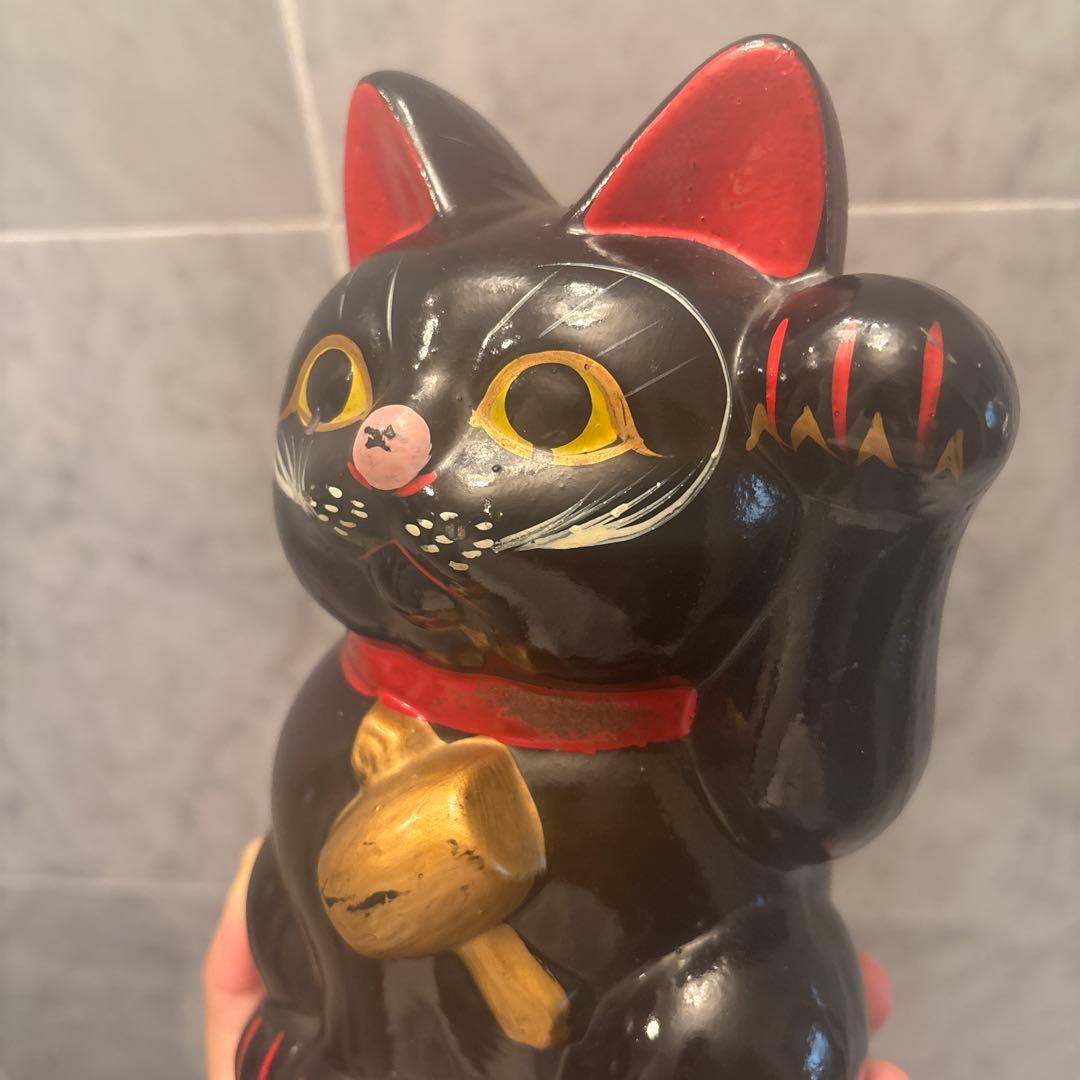 アンティーク手描きの長いお髭と大きな瞳が芸術的で打ち出の小槌が珍しい招き猫の陶器