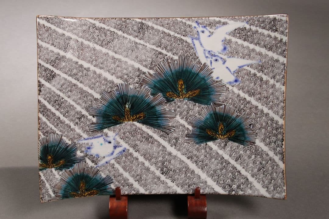 九谷焼 浅蔵五十吉「色絵松竹に遊ぶ」飾皿 共箱 共布 皿立て付き 陶芸 M832