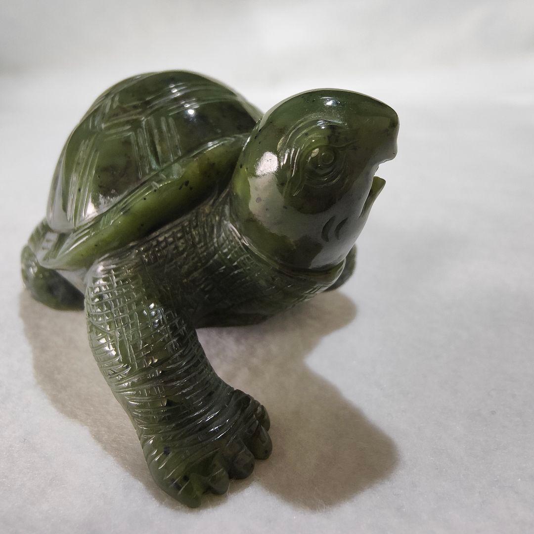 13 亀　軟玉翡翠（ネフライト）で作った亀　天然石　彫刻　翡翠　ヒスイ　亀　かめ