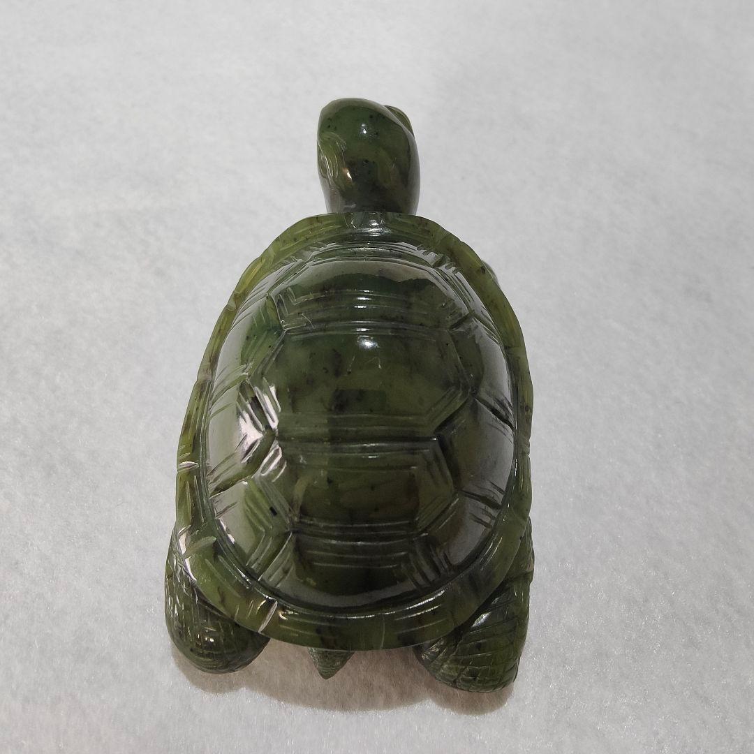 13 亀　軟玉翡翠（ネフライト）で作った亀　天然石　彫刻　翡翠　ヒスイ　亀　かめ