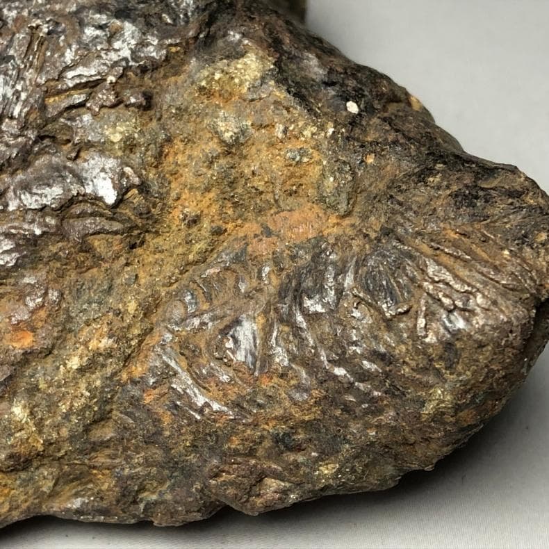 隕石 鉄隕石　アルタイ隕石　原皮付き　ナチュラル　原石　重さ約975ｇ　立て付き