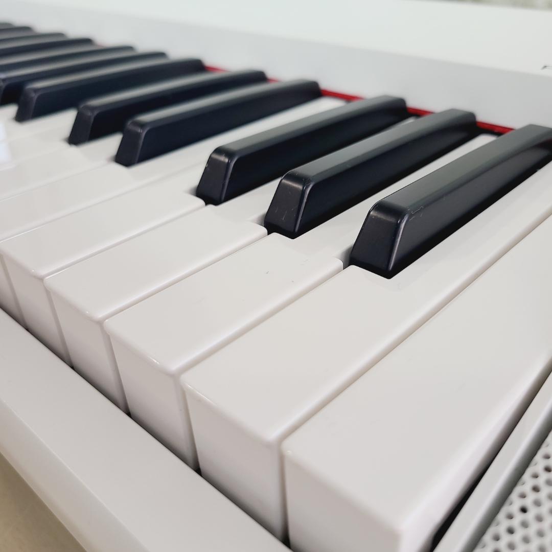 ヤマハ piaggero NP-12WH 61鍵 (譜面台 ペダル ケース付)