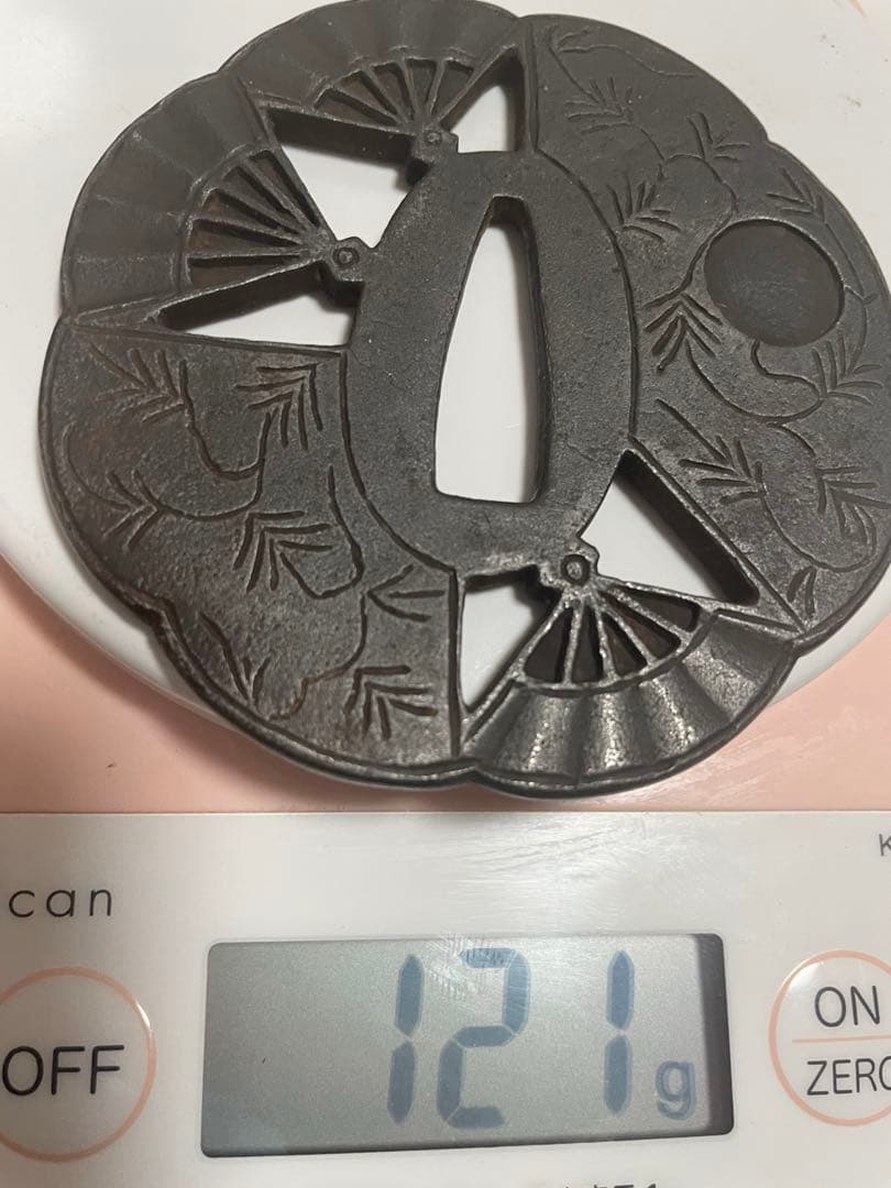 鉄地扇文透かし鍔　鍔飾り付き