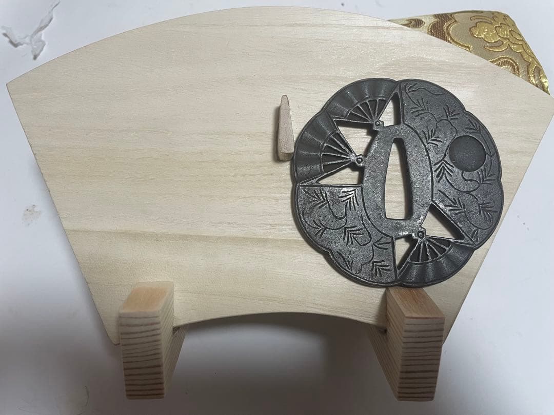 鉄地扇文透かし鍔　鍔飾り付き