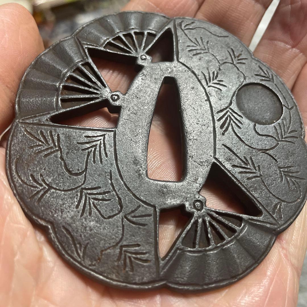 鉄地扇文透かし鍔　鍔飾り付き