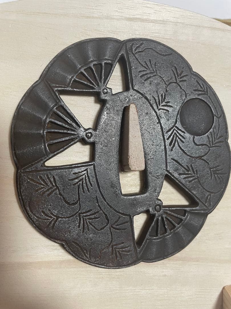 鉄地扇文透かし鍔　鍔飾り付き