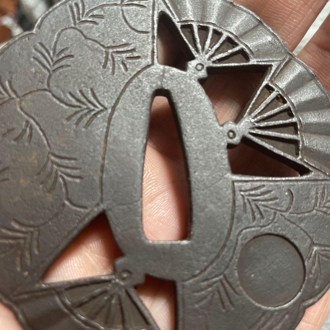 鉄地扇文透かし鍔　鍔飾り付き