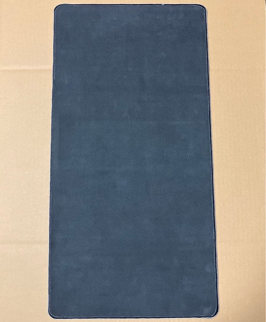 浮き輪の空気を抜くJKさん 加瀬大輝　DAIKI KASE プレイマット